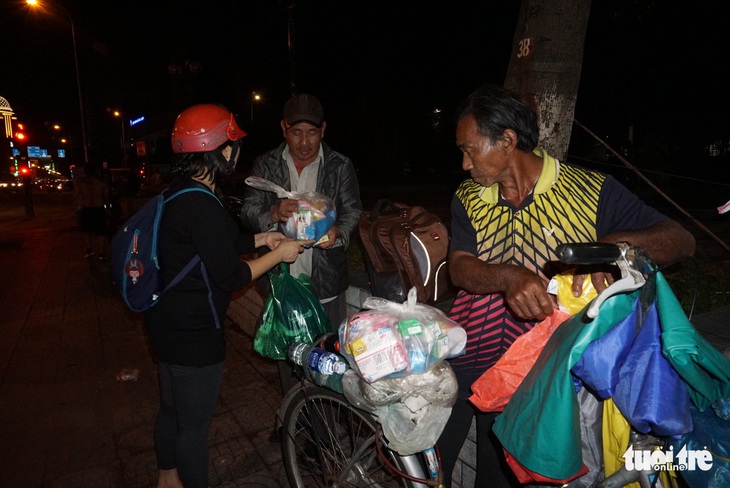 Bạn trẻ làm thiện nguyện: Ấm áp tình người sau đêm bão - Ảnh 8.