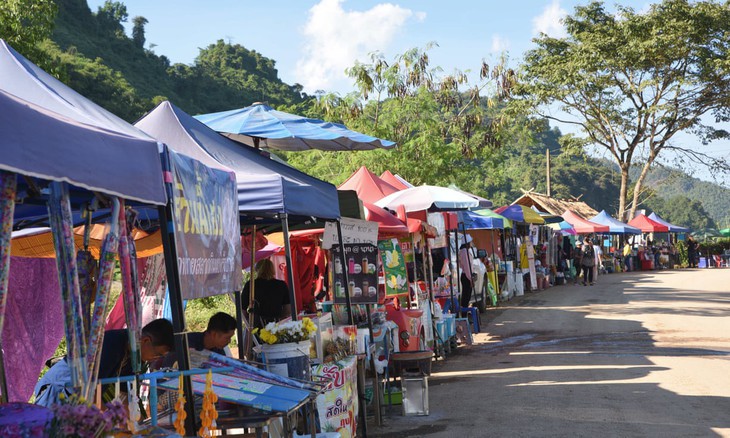 Hang Tham Luang thành điểm hút du khách  - Ảnh 2.