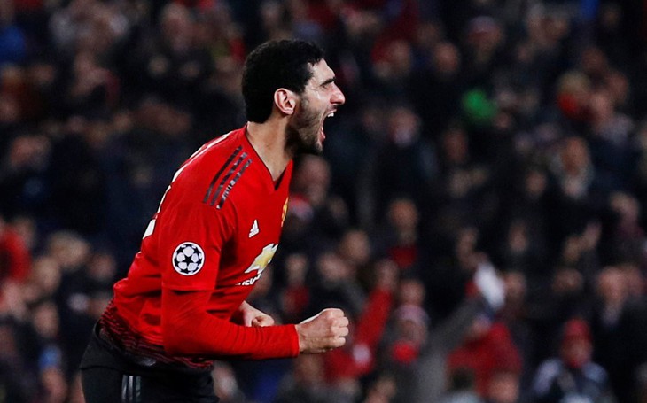 Manchester United đoạt vé đi tiếp nhờ bàn thắng gây tranh cãi của Fellaini