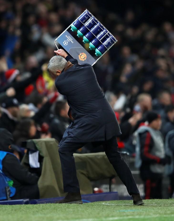 HLV Mourinho ăn mừng như ‘điên’ sau bàn thắng của Fellaini - Ảnh 5. HLV Mourinho ăn mừng như ‘điên’ sau bàn thắng của Fellaini - Ảnh 5.
