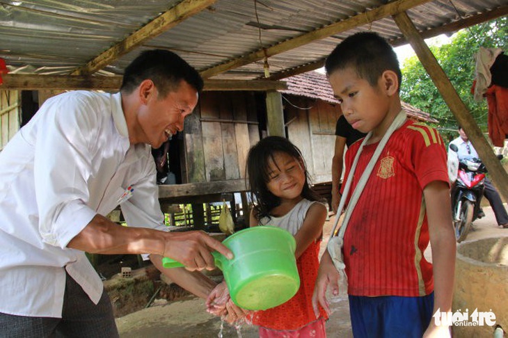 Có ai nghe thấy người thầy đang kêu cứu? - Ảnh 2.