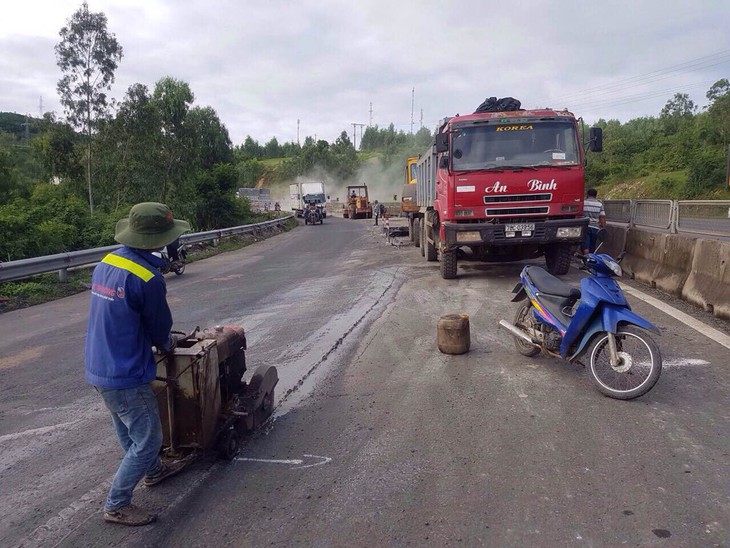 Yêu cầu khẩn trương sửa chữa quốc lộ 1 ở Phú Yên hỏng nặng - Ảnh 2.