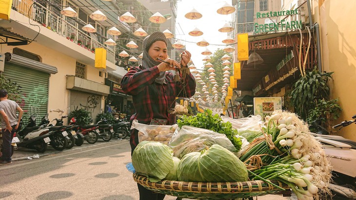 Giới trẻ thích thú với phố nón Đào Duy Từ - Ảnh 3.