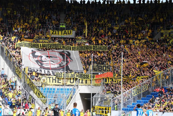 Dortmund bị phạt 44.000 bảng vì cổ động viên giăng banner phản cảm - Ảnh 1. Dortmund bị phạt 44.000 bảng vì cổ động viên giăng banner phản cảm - Ảnh 1.
