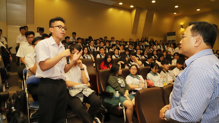 Người trình độ đại học thu nhập cao hơn sơ cấp chỉ 1 triệu đồng - Ảnh 1. Người trình độ đại học thu nhập cao hơn sơ cấp chỉ 1 triệu đồng - Ảnh 1.