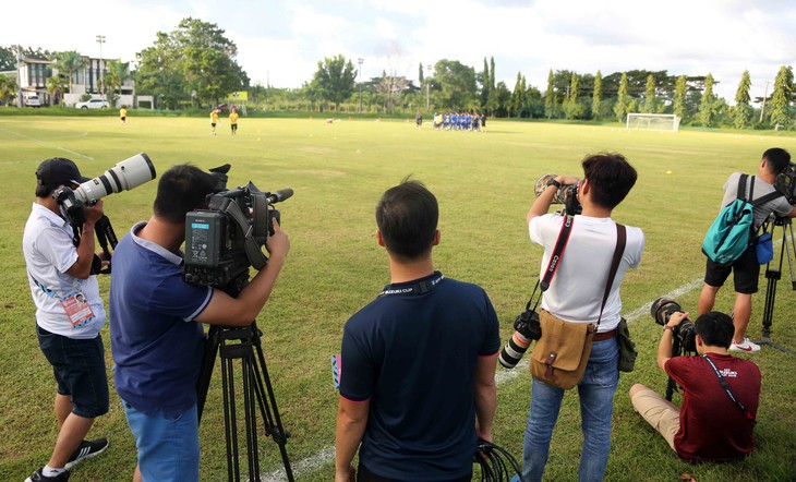 Trang chủ AFF Cup 2018 ghi hình buổi tập của đội tuyển VN - Ảnh 1.