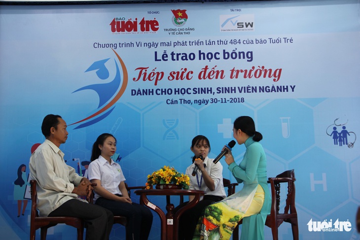 Báo Tuổi Trẻ trao 59 suất học bổng cho thiên thần áo trắng miền Tây - Ảnh 1.