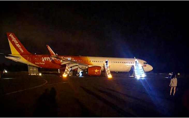 Phó thủ tướng yêu cầu làm rõ việc máy bay Vietjet hạ cánh mất bánh trước