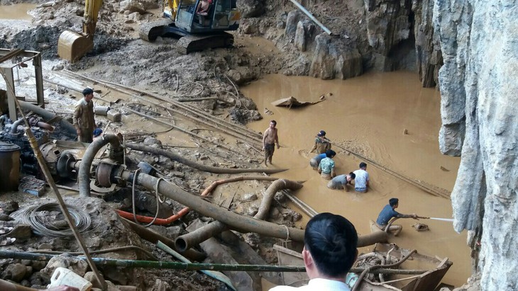 Dự kiến đêm nay tiếp cận 2 người đào vàng kẹt trong hang - Ảnh 2.