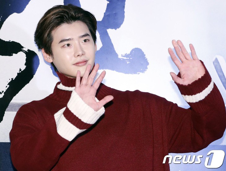 Mỹ nam Lee Jong Suk rạng rỡ về nước sau khi bị bắt giữ ở Indonesia - Ảnh 1. Mỹ nam Lee Jong Suk rạng rỡ về nước sau khi bị bắt giữ ở Indonesia - Ảnh 1.