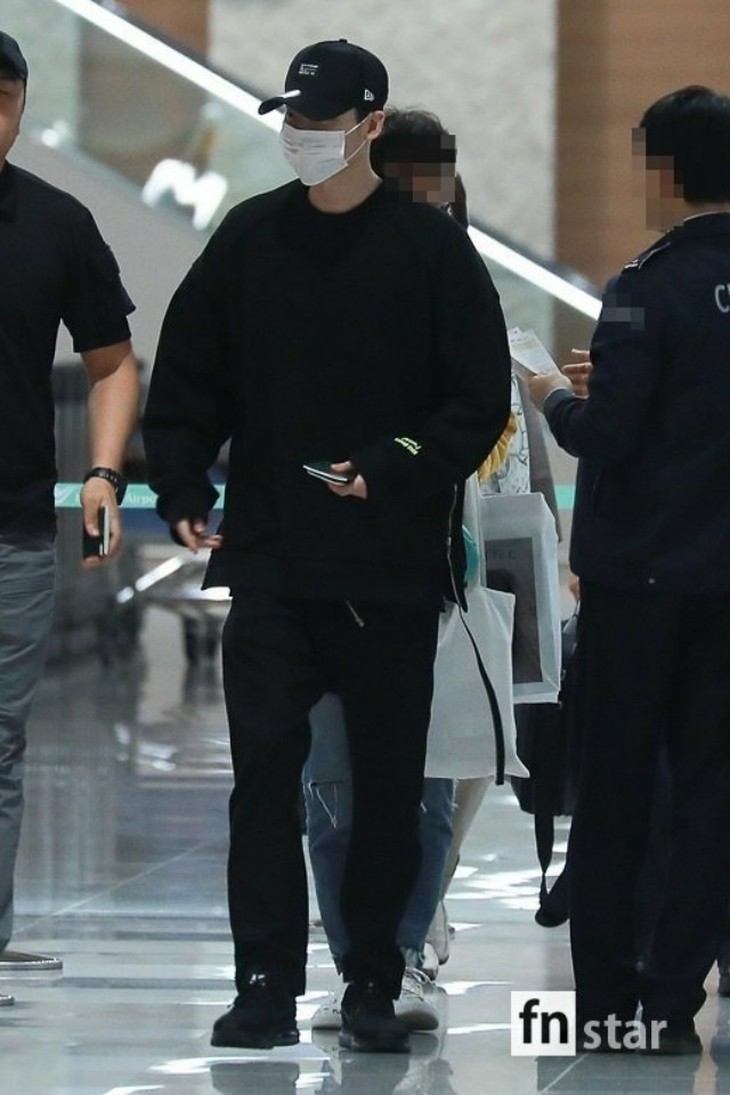 Mỹ nam Lee Jong Suk rạng rỡ về nước sau khi bị bắt giữ ở Indonesia - Ảnh 3. Mỹ nam Lee Jong Suk rạng rỡ về nước sau khi bị bắt giữ ở Indonesia - Ảnh 3.