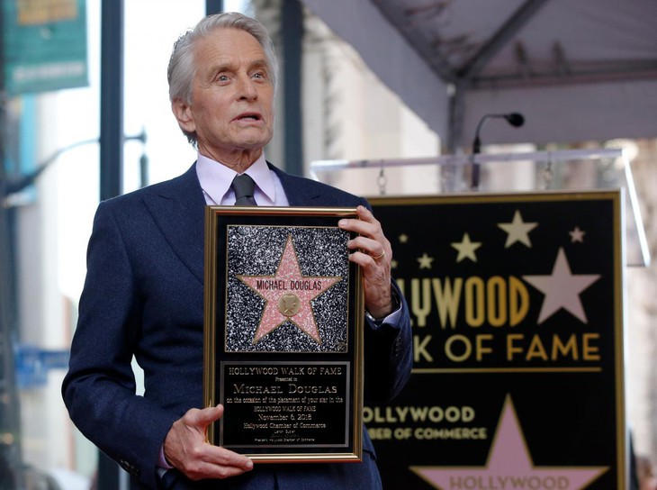 Michael Douglas nhận sao trên Đại lộ Danh vọng sau 50 năm - Ảnh 1.