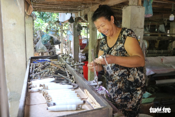 Nhộn nhịp làng dệt choàng trăm tuổi ở miền Tây - Ảnh 8.