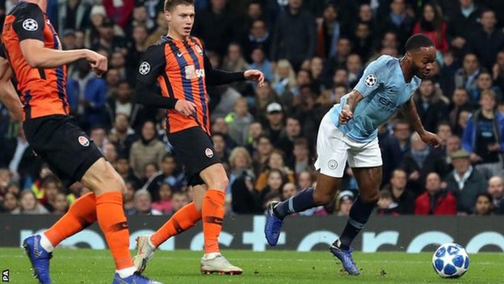 Sterling xin lỗi cho Quả Penalty kỳ dị - Ảnh 1.