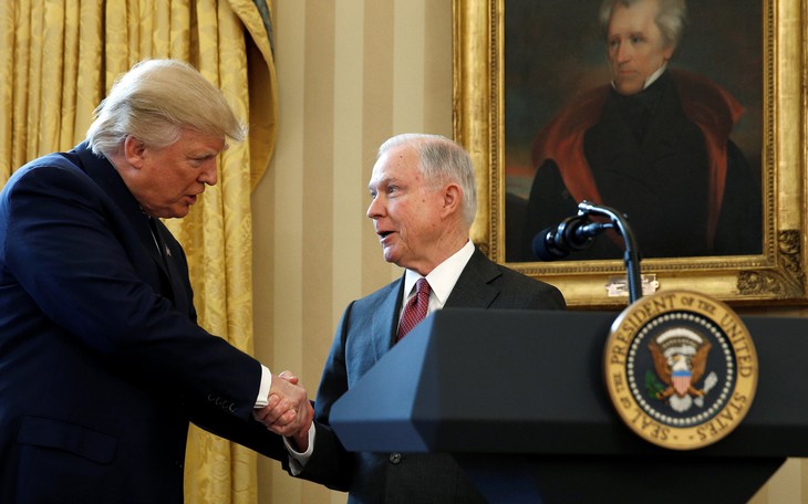 Bộ trưởng Tư pháp Mỹ Jeff Sessions bị sa thải