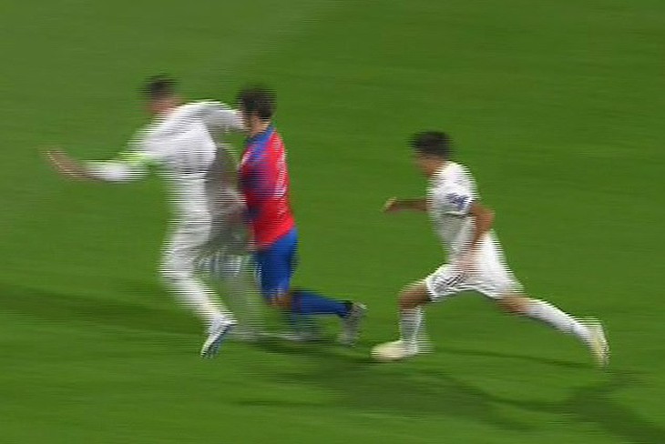 Dân mạng kêu gọi cấm Ramos thi đấu vì hành vi chơi xấu - Ảnh 3.