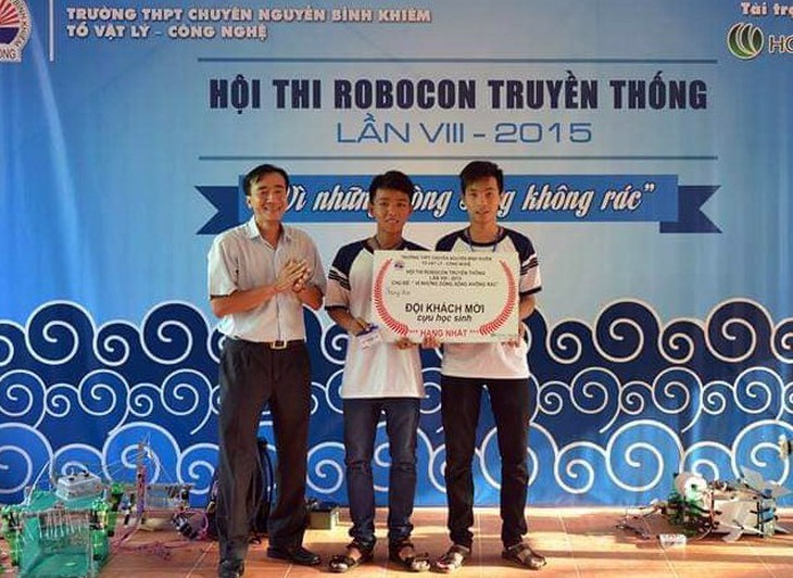 Học trò làm thơ toàn công thức vật lý tặng thầy - Ảnh 1.