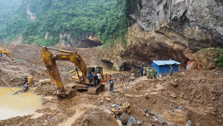 Mưa lớn đe dọa việc cứu hộ vụ sập hầm vàng - Ảnh 1.