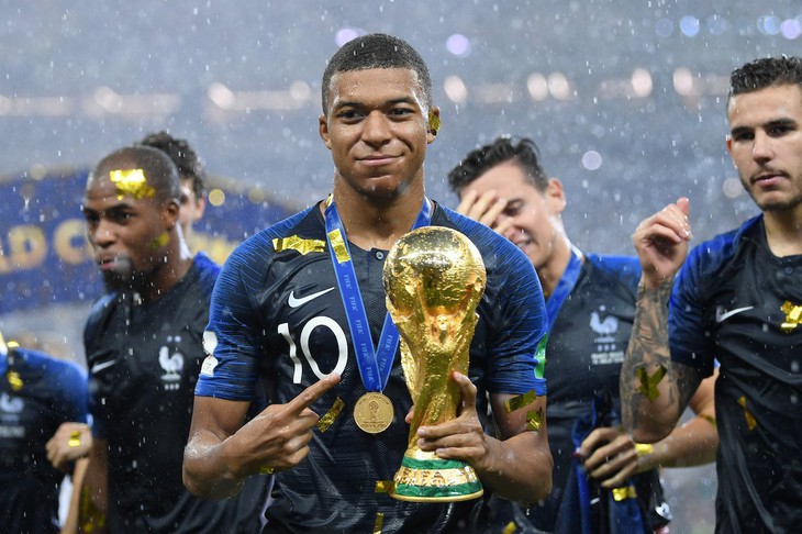 Mbappe tự tin sẽ vượt Messi và Ronaldo giành Quả bóng vàng 2018 - Ảnh 1.