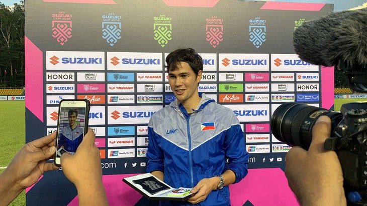 Văn Quyết và Phil Younghusband nhận quà của ban tổ chức AFF Cup 2018 - Ảnh 1.