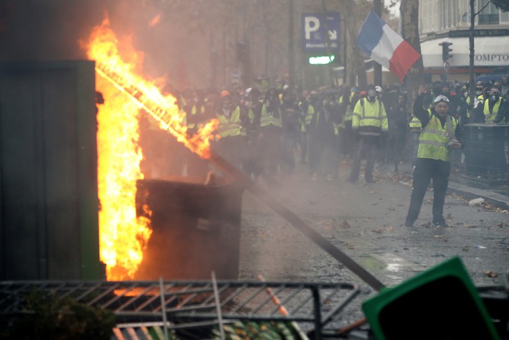 Paris lại mịt mù khói lửa như chiến địa - Ảnh 6.