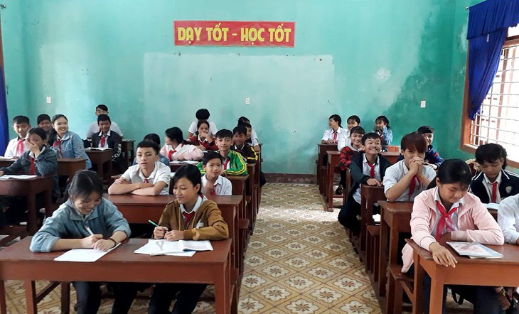 Chuyện ông hiệu trưởng xin bàn ghế cho học trò - Ảnh 1.