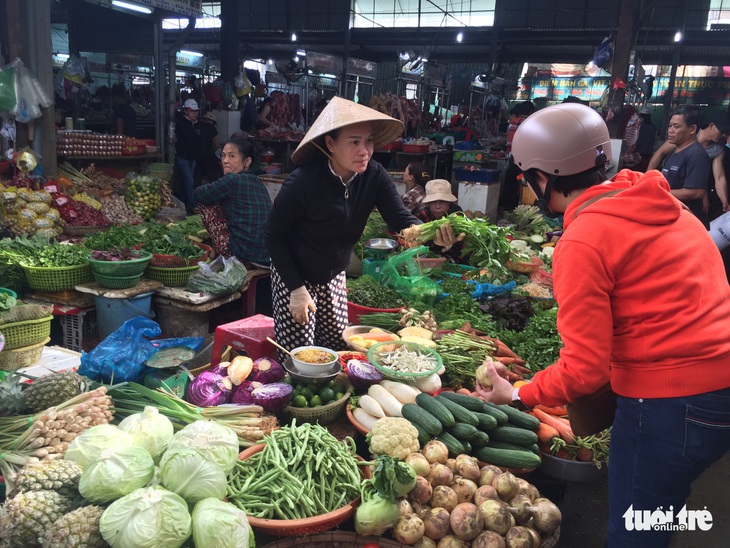 Sau mưa lũ, rau xanh Đà Nẵng tăng giá chóng mặt - Ảnh 2.