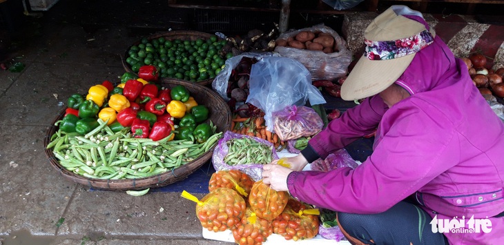 Sau mưa lũ, rau xanh Đà Nẵng tăng giá chóng mặt - Ảnh 4.