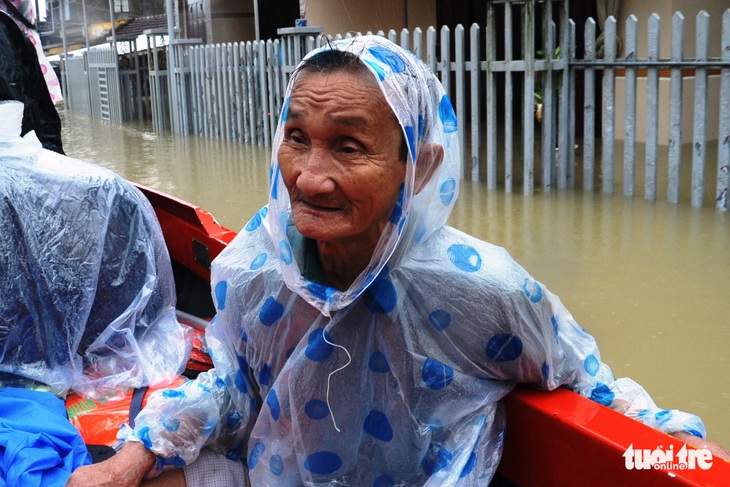 Dân Quảng Nam vật vã trong nước lũ ngập sâu - Ảnh 4.