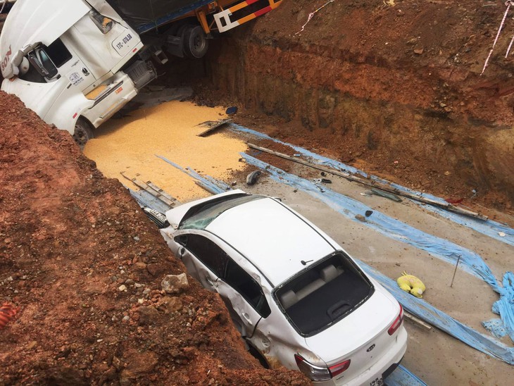 Hai bà cháu thoát chết gang tấc khi bị xe container mất lái lao vào - Ảnh 3.