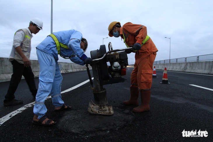 Sau mưa lớn, cao tốc Đà Nẵng - Quảng Ngãi 34 nghìn tỉ lại ổ gà, ổ trâu - Ảnh 2.