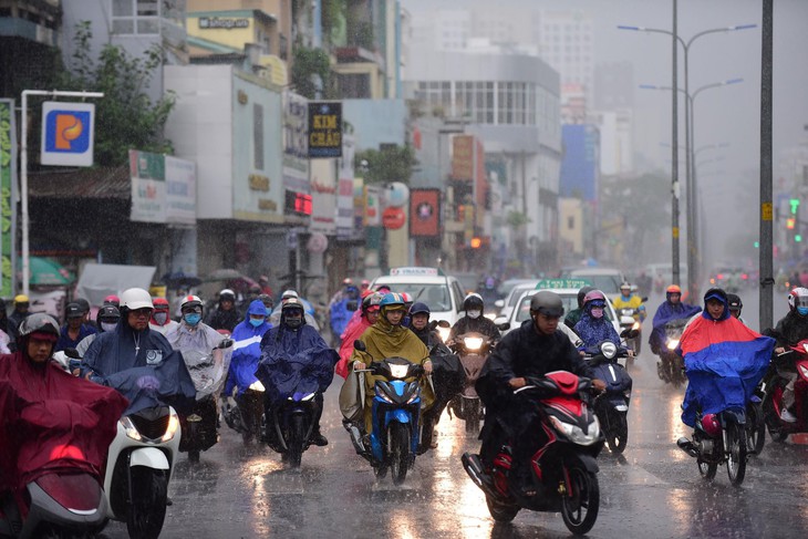 Vì sao sáng nay Sài Gòn sấm chớp, mưa lớn? - Ảnh 2.