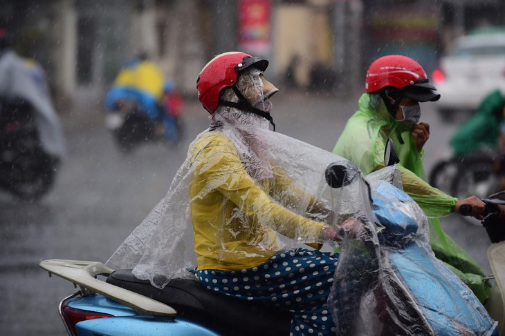 Sáng nay, TP.HCM, Đồng Nai, Bình Dương... dông sét, mưa mù trời - Ảnh 4.