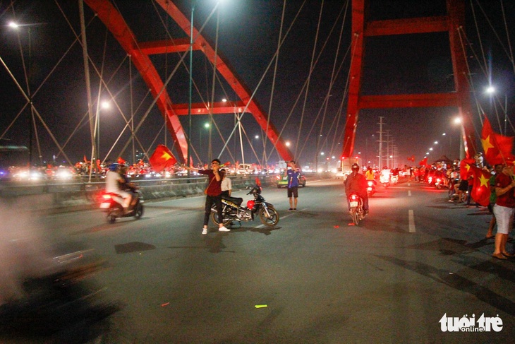 Đi bão sai luật, nhiều xe cộ bị tạm giữ - Ảnh 1.