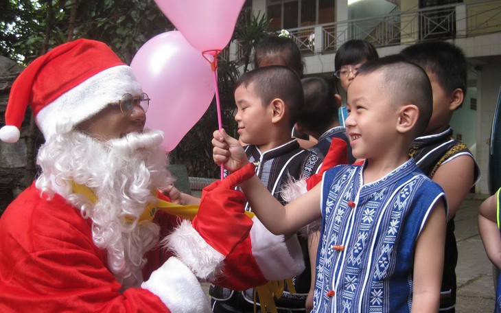 Có nên gieo vào đầu trẻ niềm tin về ông già Noel?