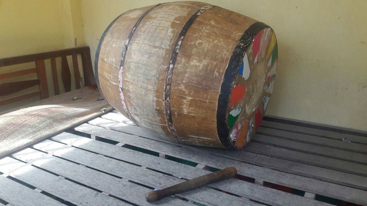 Công an tìm thủ phạm chôm trống 3 trường sau các trận bóng đá - Ảnh 2.