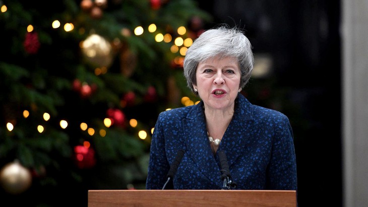 Phe phản đối hoãn binh, bà Theresa May tạm thoát nạn - Ảnh 1.