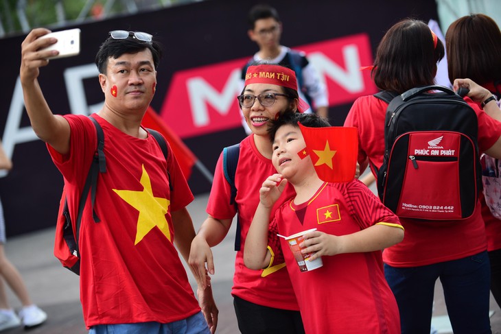 Cả nước bắt đầu sôi sục trước trận chung kết lượt về - Ảnh 9. Cả nước bắt đầu sôi sục trước trận chung kết lượt về - Ảnh 9.
