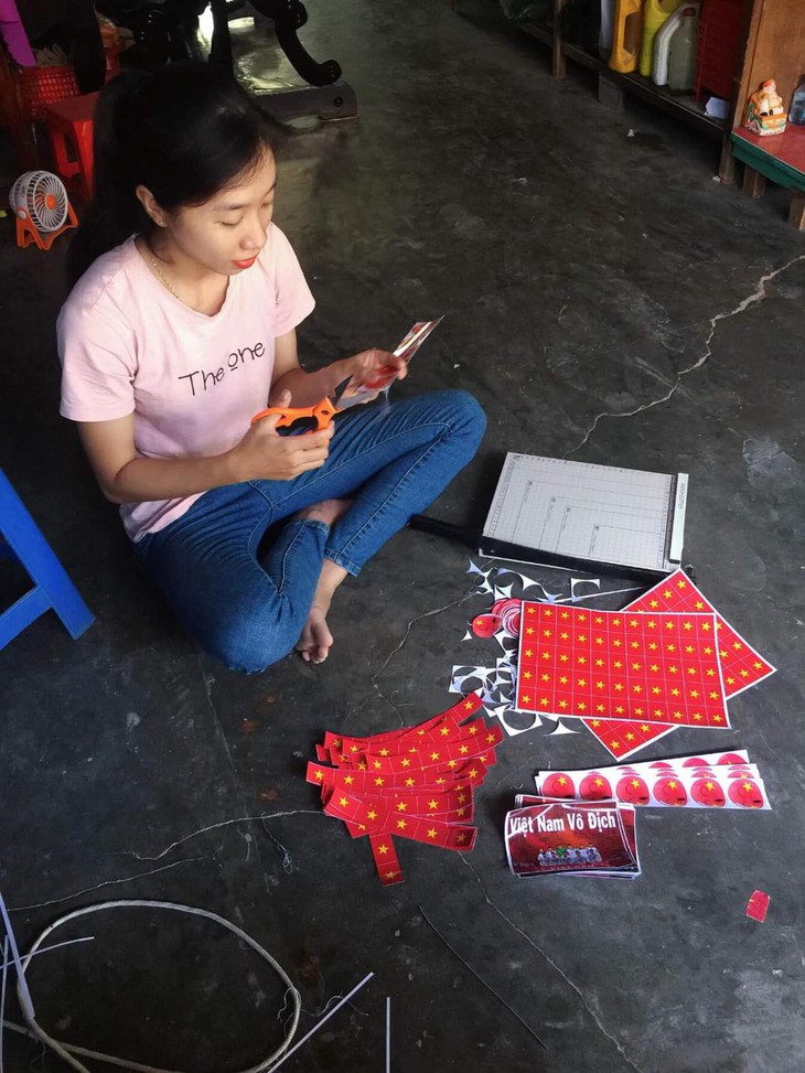 Bà con Phú Quốc coi chung kết với màn hình lớn - Ảnh 2. Bà con Phú Quốc coi chung kết với màn hình lớn - Ảnh 2.
