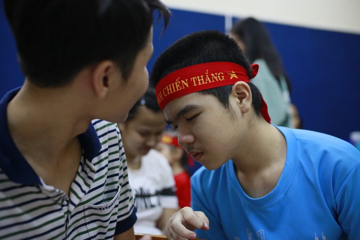 Xúc động với học trò khiếm thị nín thở coi chung kết Việt Nam - Malaysia - Ảnh 4. Xúc động với học trò khiếm thị nín thở coi chung kết Việt Nam - Malaysia - Ảnh 4.