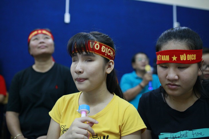 Xúc động với học trò khiếm thị nín thở coi chung kết Việt Nam - Malaysia - Ảnh 3. Xúc động với học trò khiếm thị nín thở coi chung kết Việt Nam - Malaysia - Ảnh 3.
