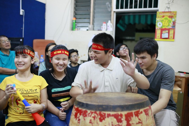 Xúc động với học trò khiếm thị nín thở coi chung kết Việt Nam - Malaysia - Ảnh 2. Xúc động với học trò khiếm thị nín thở coi chung kết Việt Nam - Malaysia - Ảnh 2.