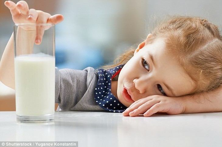 Con thấy sữa là lắc đầu, làm sao đây? - Ảnh 1. Con thấy sữa là lắc đầu, làm sao đây? - Ảnh 1.