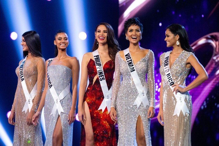 H’Hen Niê dừng ở top 5 Miss Universe do phiên dịch? - Ảnh 1.