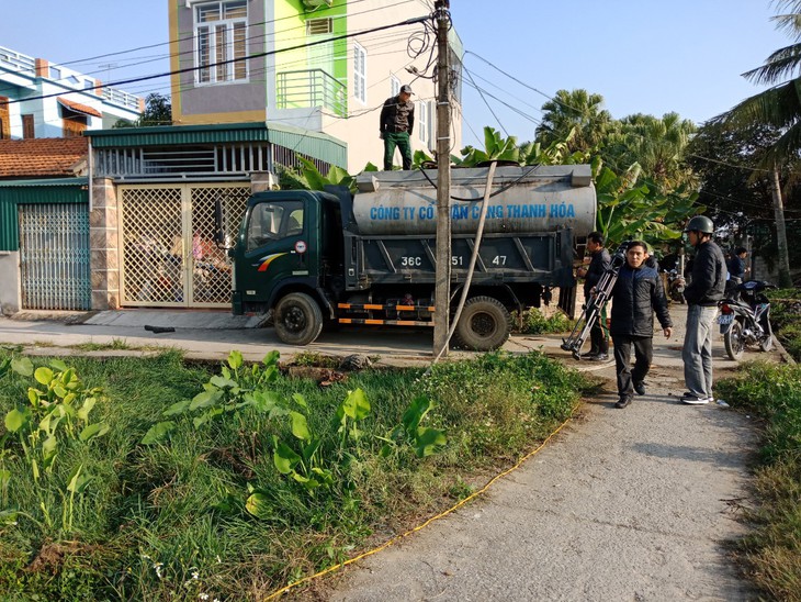 Tập trung hút 3.000 lít dầu của kho xăng quân đội tràn ra môi trường - Ảnh 1.