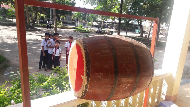 2 trống trường bị chôm hôm bão AFF đã được treo trả tận cổng trường - Ảnh 1.