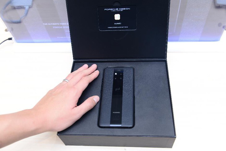 Trên tay Porsche Design Huawei Mate 20 RS: hội tụ công nghệ tối tân - Ảnh 7. Trên tay Porsche Design Huawei Mate 20 RS: hội tụ công nghệ tối tân - Ảnh 7.