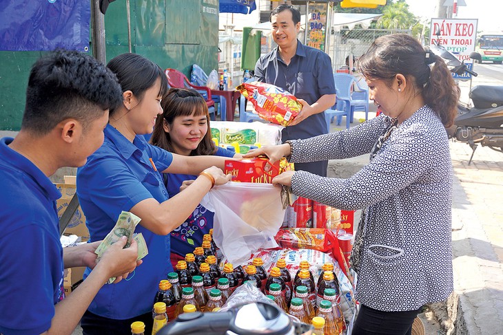 Tất bật chuẩn bị “tung” hàng bán Tết - Ảnh 3.