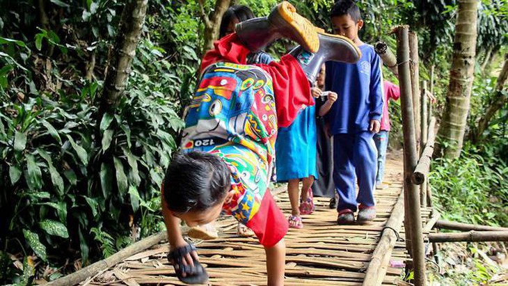 Cậu bé khuyết tật ‘trồng chuối’ đi học gây sốt ở Indonesia - Ảnh 1.