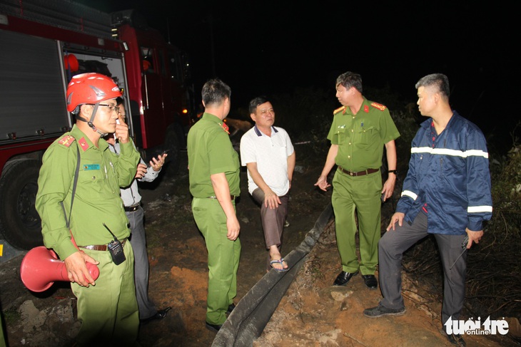 Xe bồn rơi xuống vực thành mồi lửa cháy rừng Hải Vân - Ảnh 6.